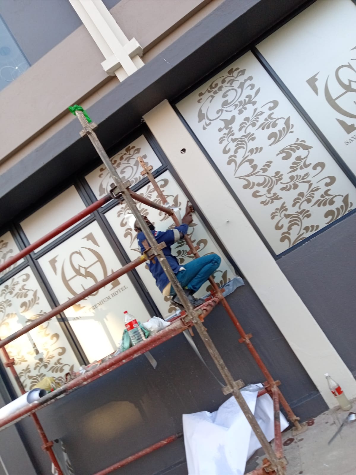 Installing decorative frosting